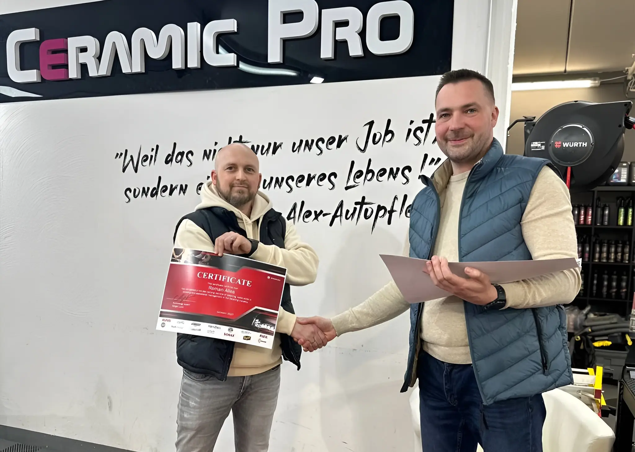 Roman bei der Übergabe eines Ceramic-Pro-Zertifikats
